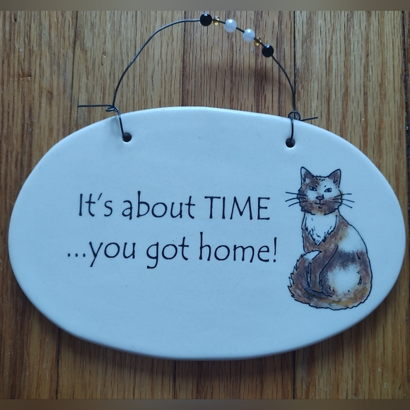 Vintage August Ceramic Cat Wall Plaque Sign Hanging Off White Beige USA Brown - Picture 2 of 15